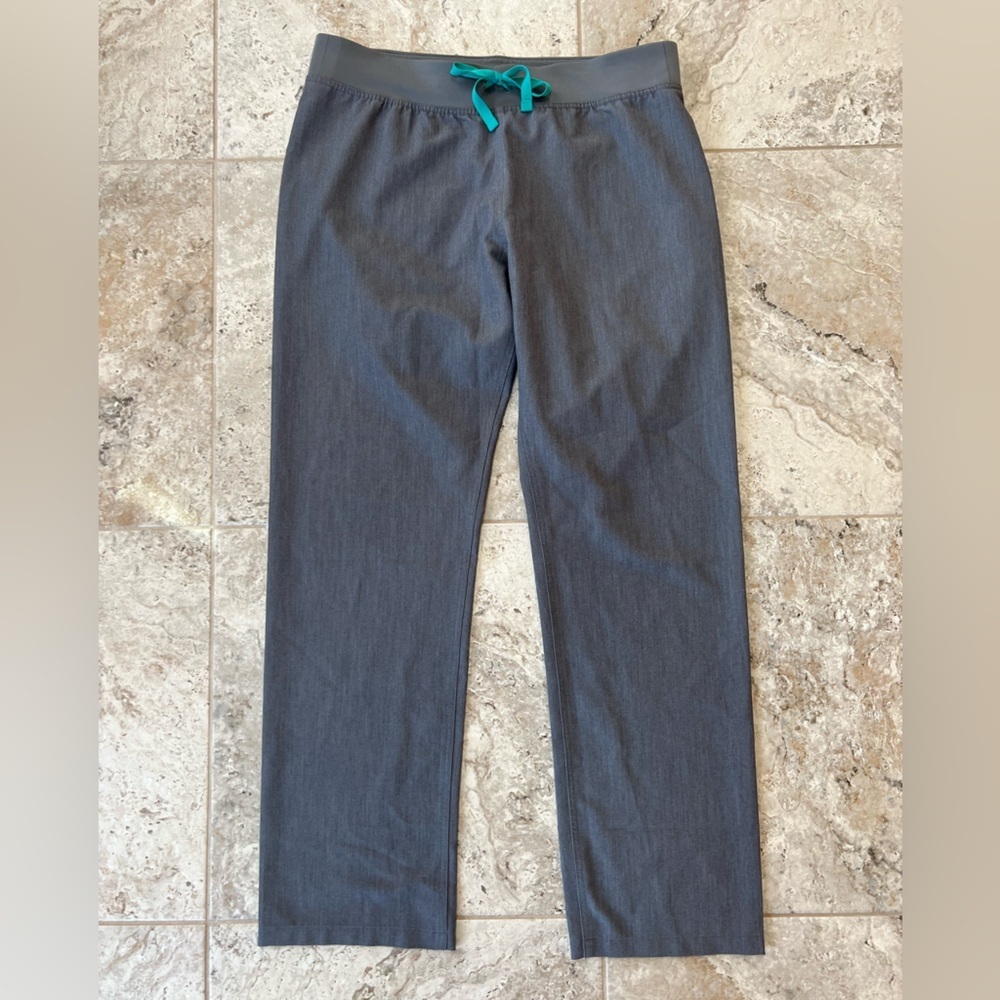 FIGS Women's Livingston Basic Scrub Pants in Graphite Grey, size L/T